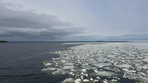 Flight over the lake and floating ice floes 스톡 동영상 153105711