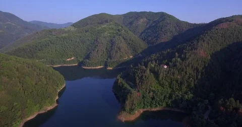 Flight over the lake in the mountain Video stock 77541462