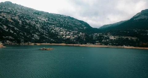 Flight over a Lake in the mountains 動画素材 110763424