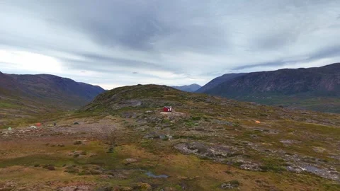 Flight Over Lonely Mountain Cabin 4K 스톡 동영상 295075800