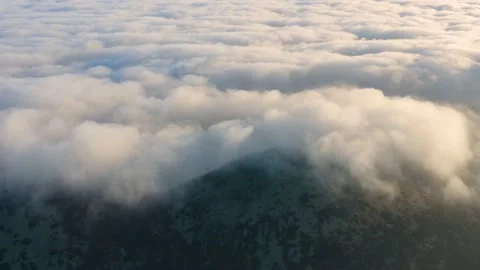 Flight over the misty mountain Syvulya Video stock 171446484