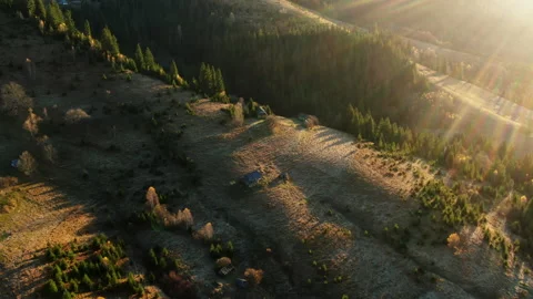 Flight over a mountain landscape with sunburst 库存影片 132992292