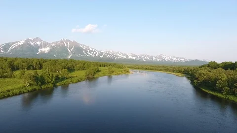 Flight over the mountain river Kamchatka Vídeos de archivo 104100574