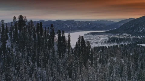 Flight over mountain river of Siberia Vidéo 152375232