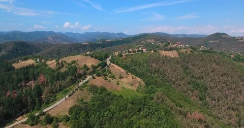 Flight over the mountain vilage Video stock 77541656