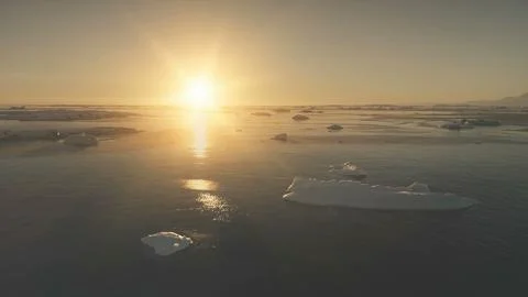 Flight over the ocean. Sunset light. Antarctica. Foto stock