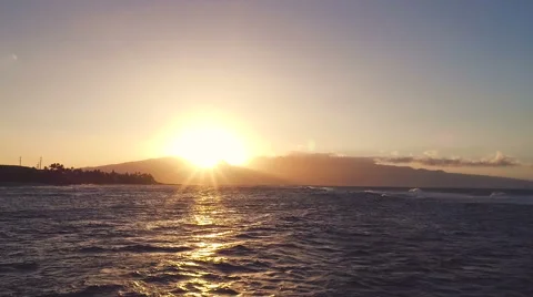 Flight Over Ocean Waves at Sunset. Amazing Sunset Aerial Ocean View Vidéo 57253253