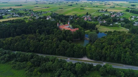 Flight over old castle in green forest Vídeos de archivo 93315201