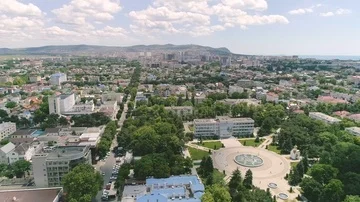 Flight over the park and view of the city, take off Video stock 85893837