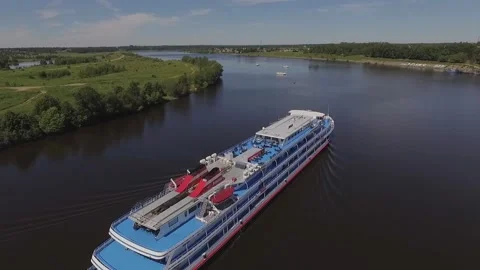 Flight over a passenger ship Stockbeeldmateriaal 130248305