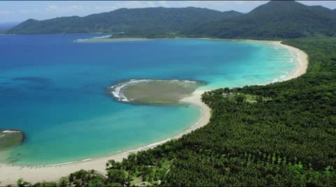 Flight over a perfect double beach towards the rain forest Video stock 25364125