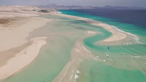 Flight over Playa de la Barca beach, Fuerteventura Video stock 194047270