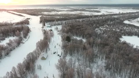 A flight over the river and a lonely little house in winter. Vídeo Stock 86844028