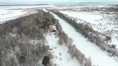A flight over the river and a lonely little house in winter. Vídeo Stock 86844069