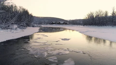 Flight over the river at sunset. Trees and mountains on the horizon are 库存影片 136952099