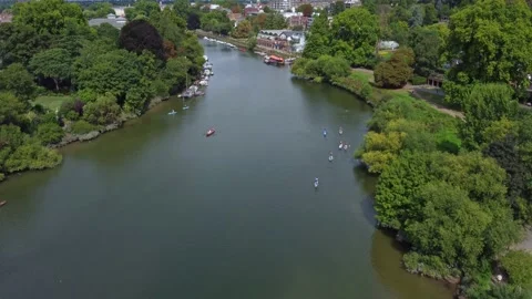 Flight over river Thames in west London near Richmond, UK Vidéo 205932659