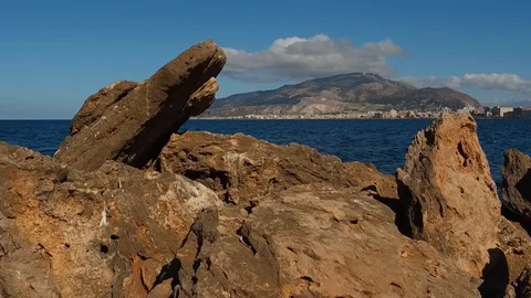 Flight over the rocks Stockbeeldmateriaal 97839635