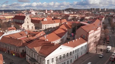 A flight over the rooftops of Vilnius old town 库存影片 112893732