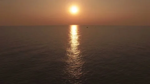 Flight over sea at sunset Видео 94033512