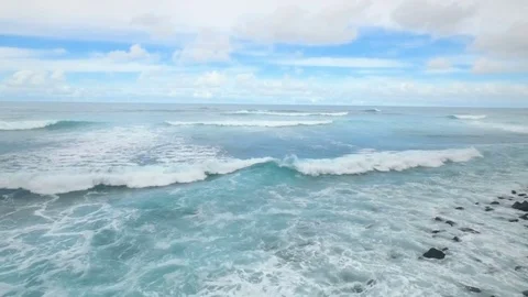 Flight over the sea waves Видео 72901303