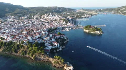Flight over Skiathos Town in summer 스톡 동영상 202011934
