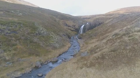 A flight over a small waterfall 24fps Video stock 94811568