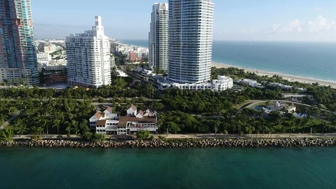 Flight over South Pointe Park and South Beach, Miami Beach, Florida 스톡 동영상 99564401