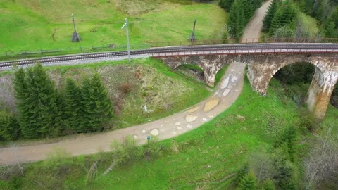 Flight over the stone bridge Video stock 171421964