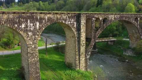 Flight over the stone bridge Vídeos de archivo 171424263