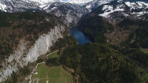 Flight over Toplitz lake in austrian Alps. Easiley snow-caped mountains and Video stock 124465007