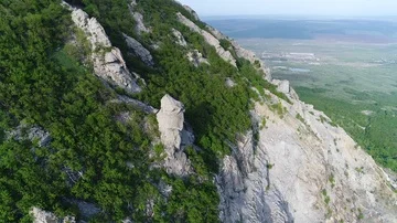 Flight over the trees to the shattered mountain Video stock 85890816