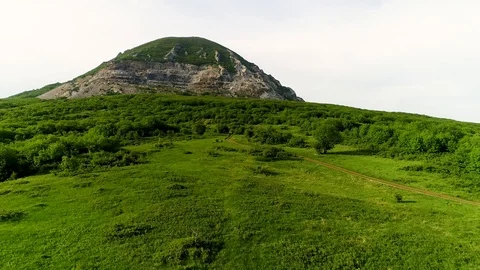 Flight over the trees to the shattered mountain Video stock 85890955