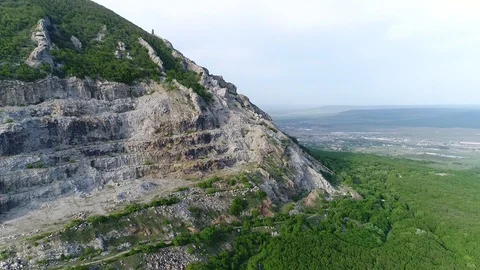 Flight over the trees to the shattered mountain Video stock 85890968