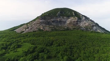 Flight over the trees to the shattered mountain Video stock 85891204