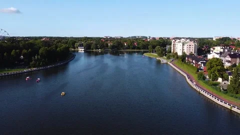 Flight over the Upper Lake in the center of Kaliningrad, drone view Video stock 195832827