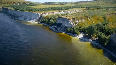 Flight over water to the cliff Vidéo 115073265