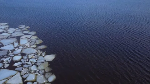 Flight over the water surface of Lake Ladoga with ice floes Vídeos de archivo 188255381