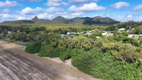 Flight over wide beach to lush palms and vegetation around Australia's seaside Vídeos de archivo 327707201