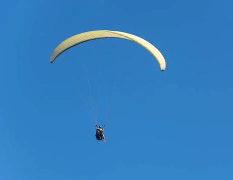 Flight to paraplene in cloudless weather on a background of blue sky Again... 库存照片