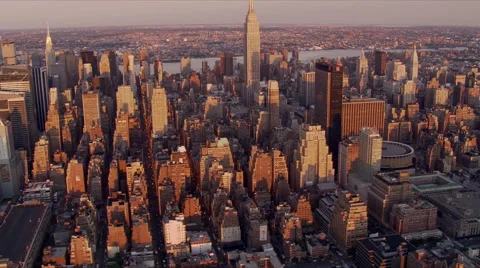 Flight pivoting around the Empire State Building. Shot in 2006. Stock Footage 59528640