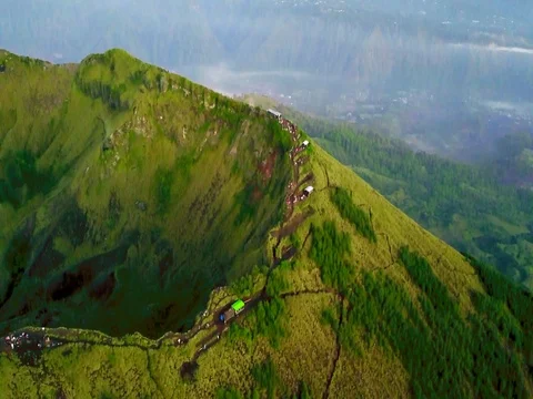 Flight on the quadcopter over the highest point of the volcano 스톡 동영상 82968315