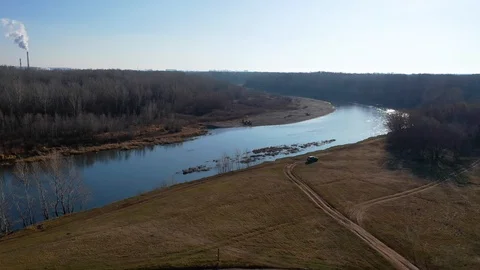 Flight of a quadrocopter over the river to the Quad bikes standing on the Bank Vidéo 126638359