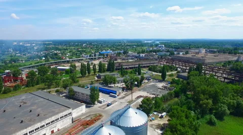 Flight quadrocopters over factory. Video stock 64919082