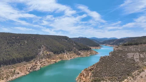 Flight rises to expose the length and stunning beauty of Guadix weir Embalse de Stock Footage 324420011
