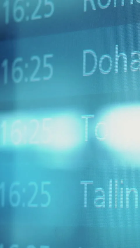 Flight schedule display board showing various cities including Vilnius, 库存影片 329201776