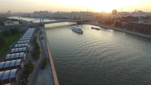 Flight at sunset over the Moscow river to meet the ship Stockbeeldmateriaal 129861878