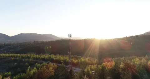 A flight at sunset towards a 3G 4G antenna covering a rural region Vidéo 106919340