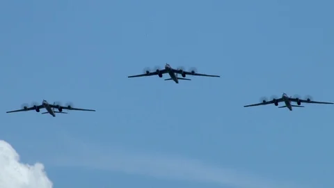 Flight of three strategic Tu-95MS missile-carrying bombers (NATO: Bear). Vídeos de archivo 116233277