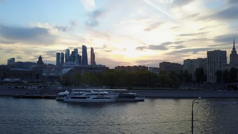 Flight through the Moscow River near the center of the city center, the city Stock Footage 86536645