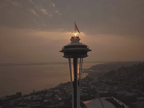 Flight Towards Seattle Space Needle at Dusk Видео 81324092